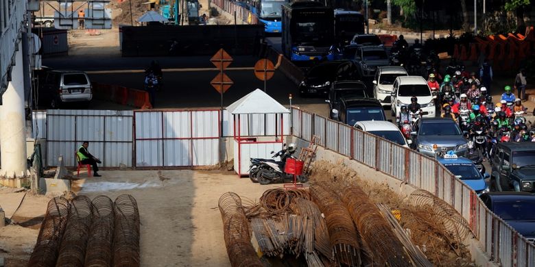 Proyek LRT di Jakarta Arus Jalan Underpas Terjadi Kemacetan